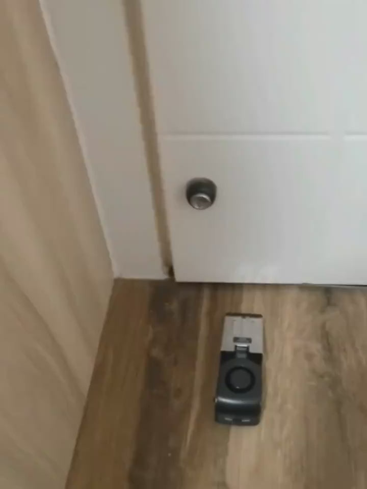tutorial on personal safety door alarm wedge for hotel and home use