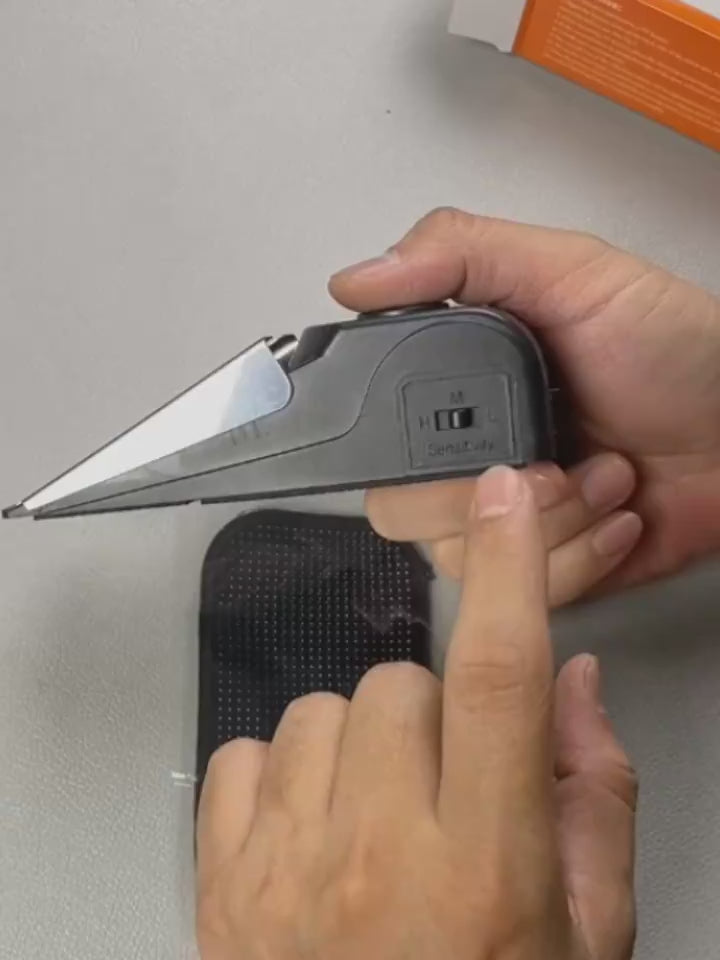 demonstration of anti-theft door stopper alarm for women